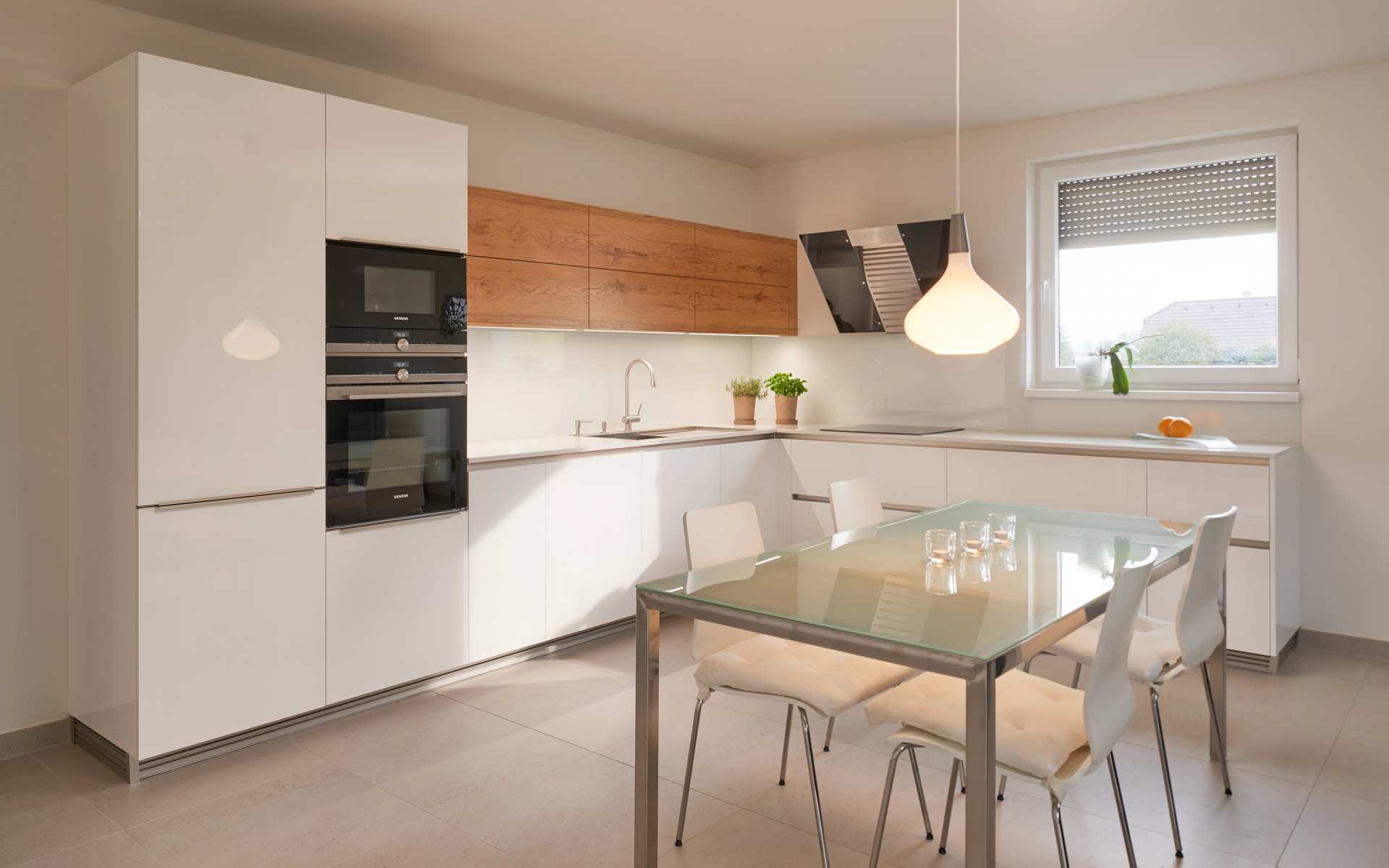 Sunligh Welcoming Minimalist Kitchen Design